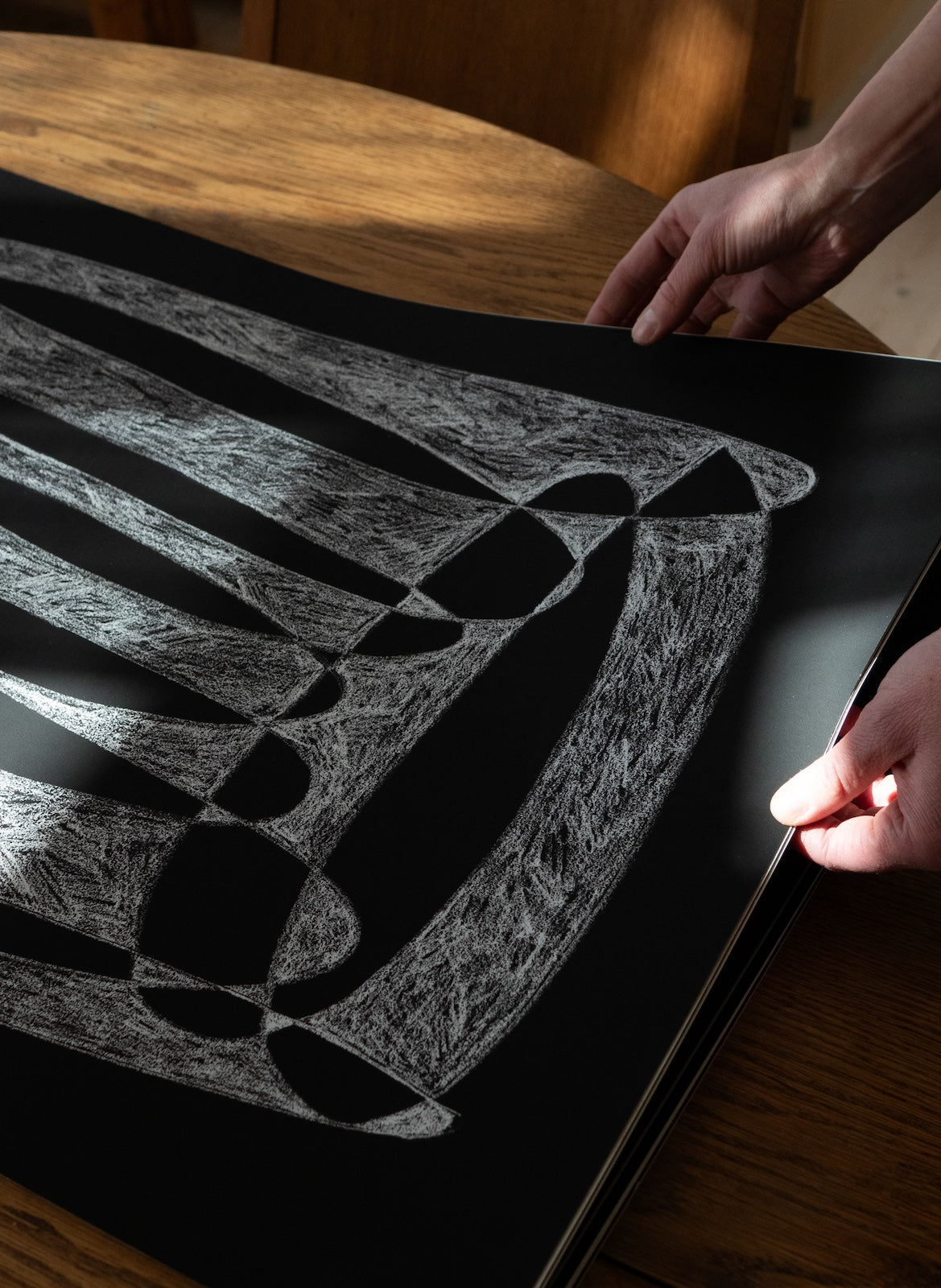 hands holdning art piece 